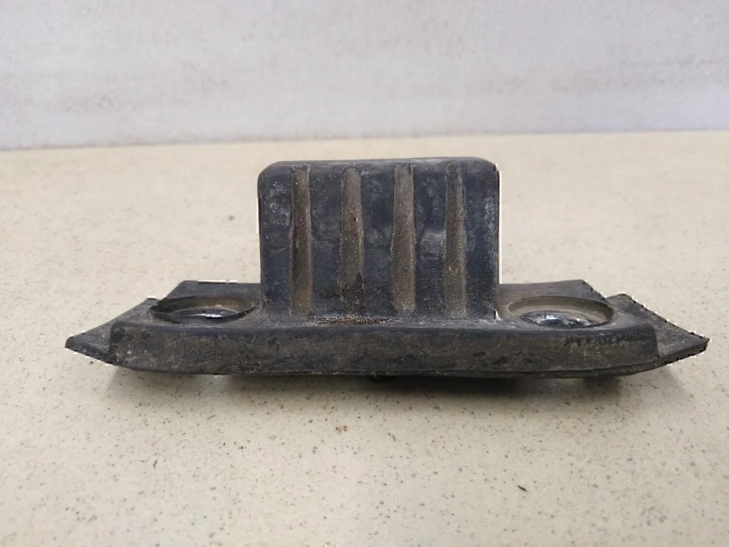 Отбойник крышки багажника Hyundai-KIA Tucson 2004-2010 - изображение 1