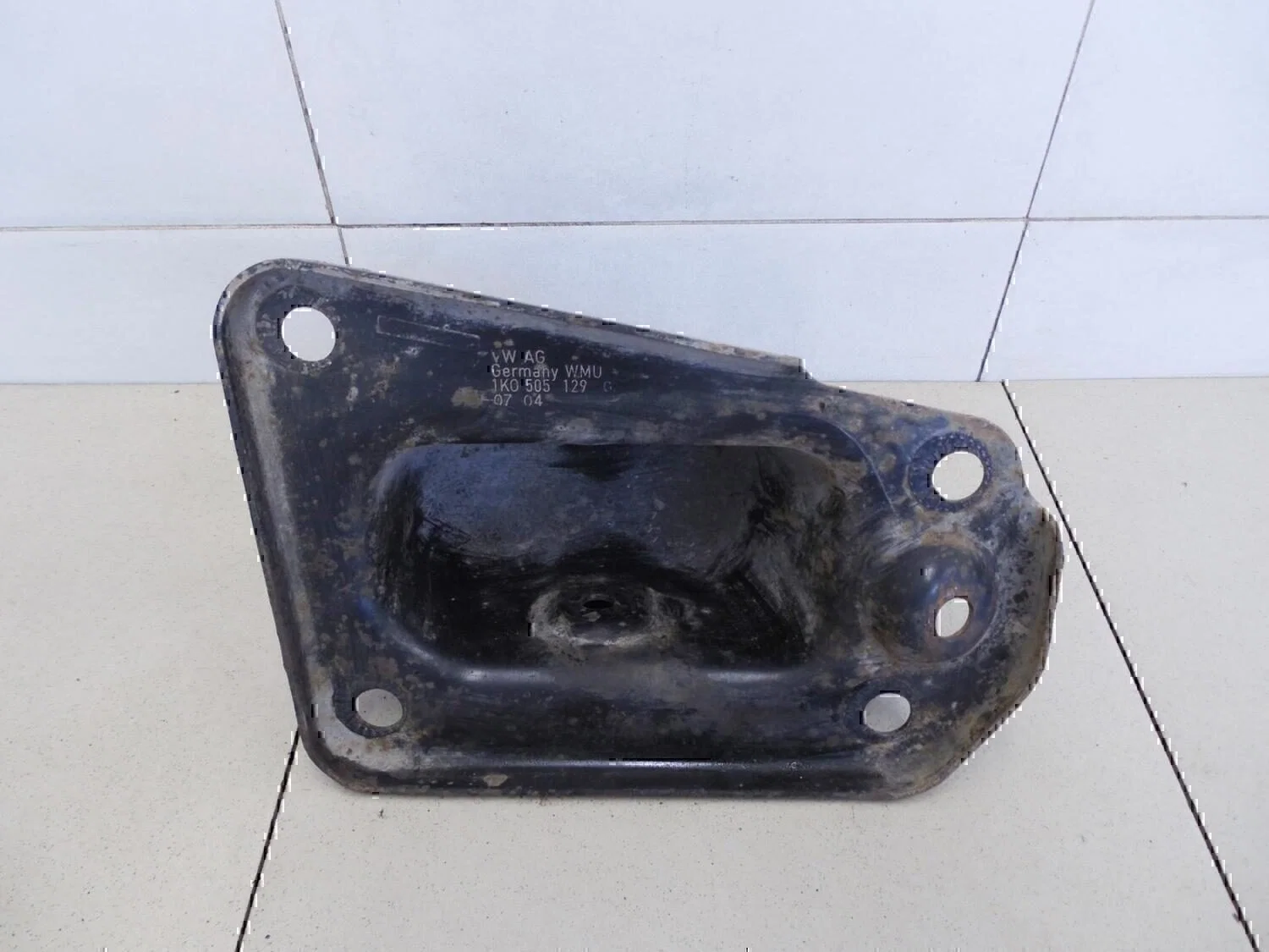Кронштейн (п.з.к.) Audi Touran 2003-2010 - миниатюра 3
