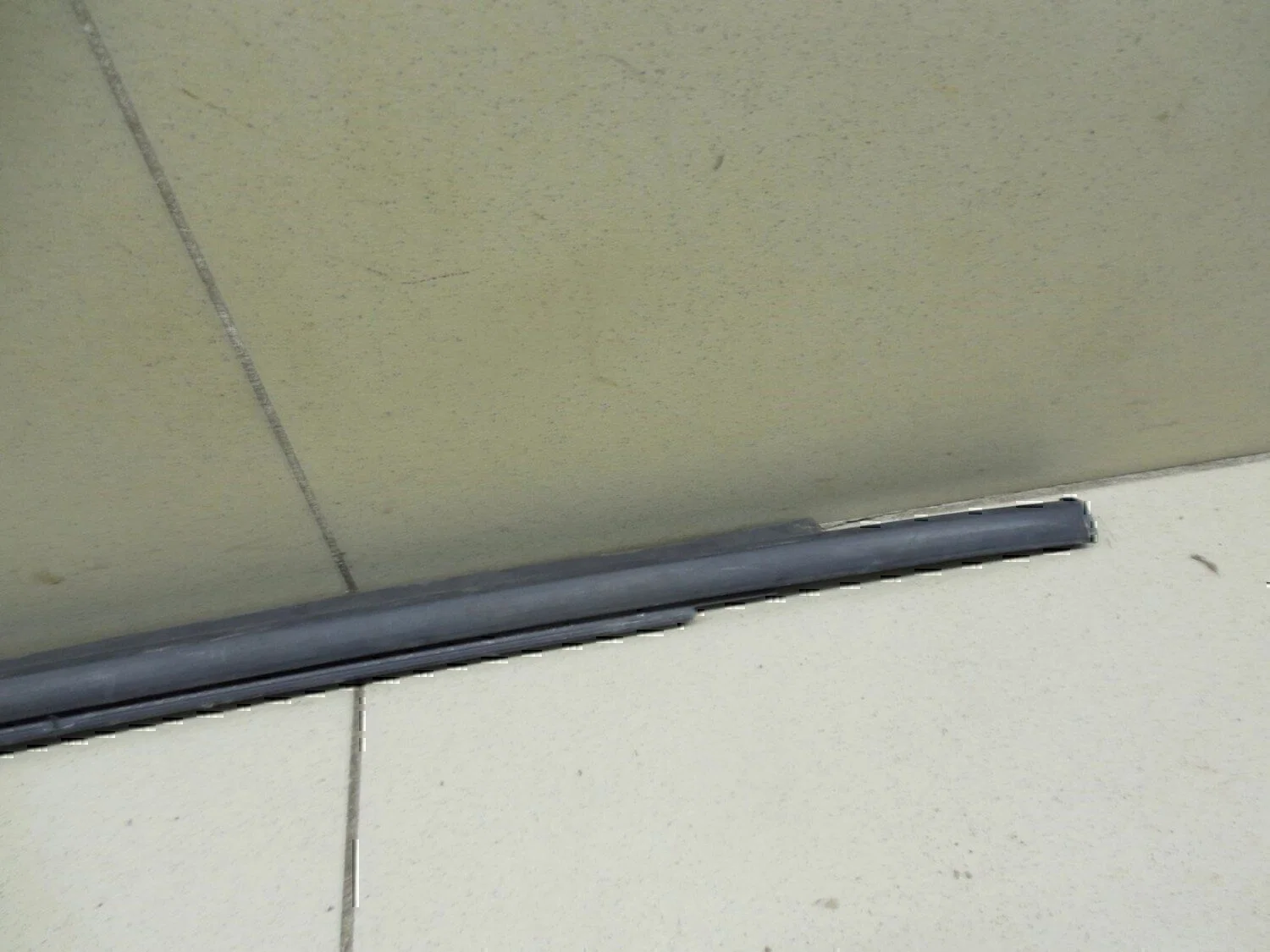 Накладка стекла заднего правого TOYOTA Yaris 2005-2011 - миниатюра 2