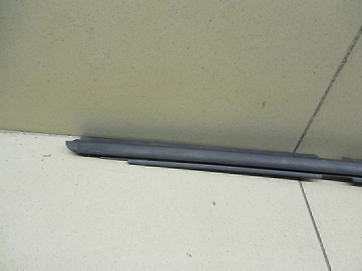 Накладка стекла заднего правого TOYOTA Yaris 2005-2011 - миниатюра 3