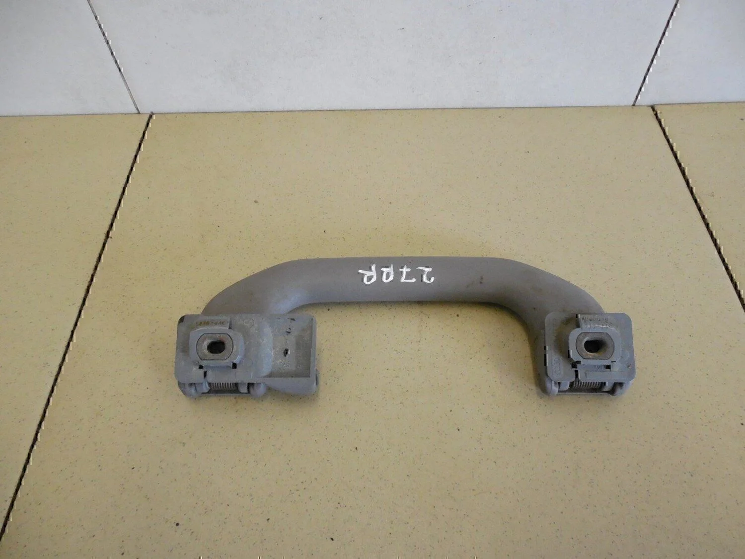 Ручка внутренняя потолочная Audi A3 (8L1) 1996-2003 - миниатюра 2