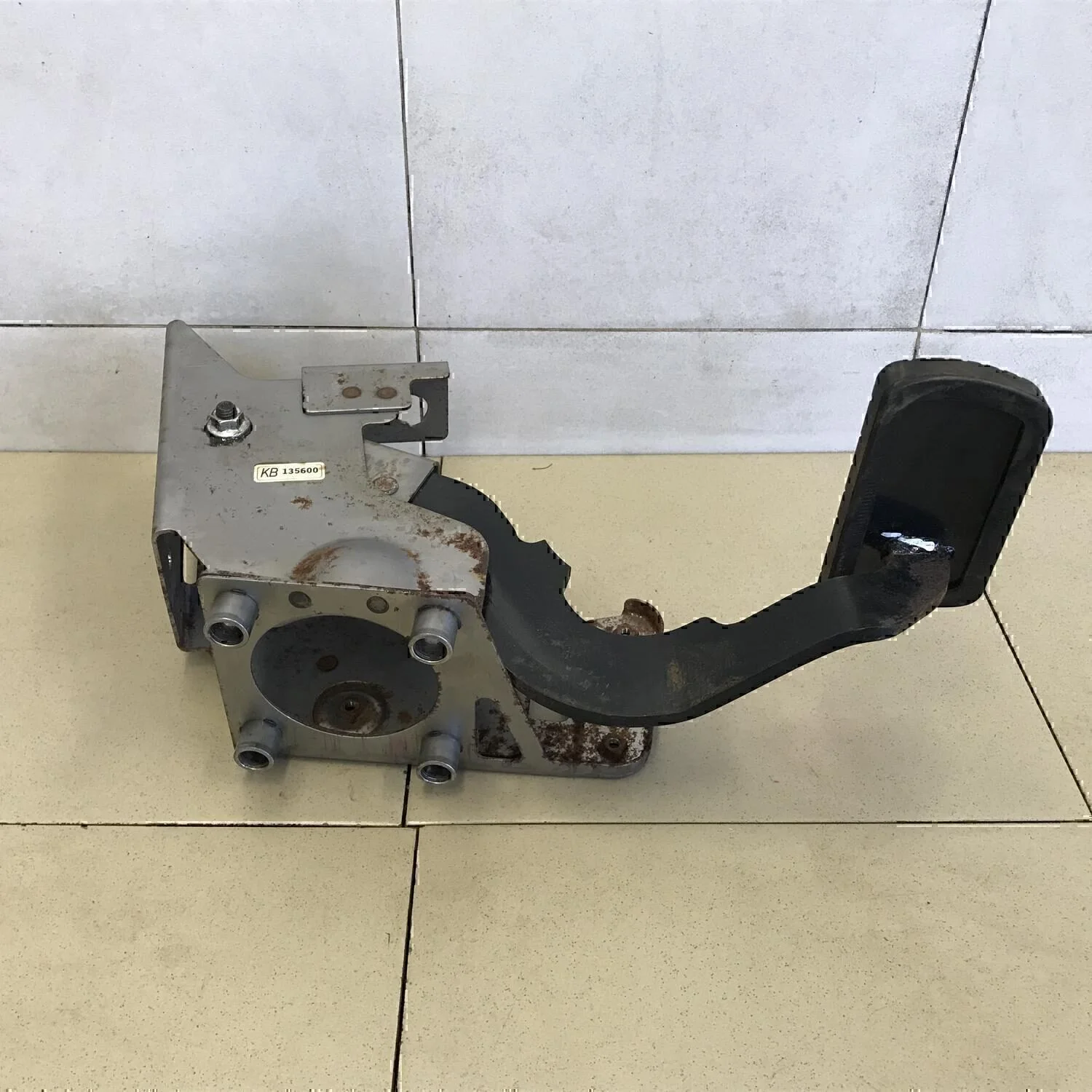 Педаль тормоза Chevrolet Captiva (C100) 2006-2010 - миниатюра 5