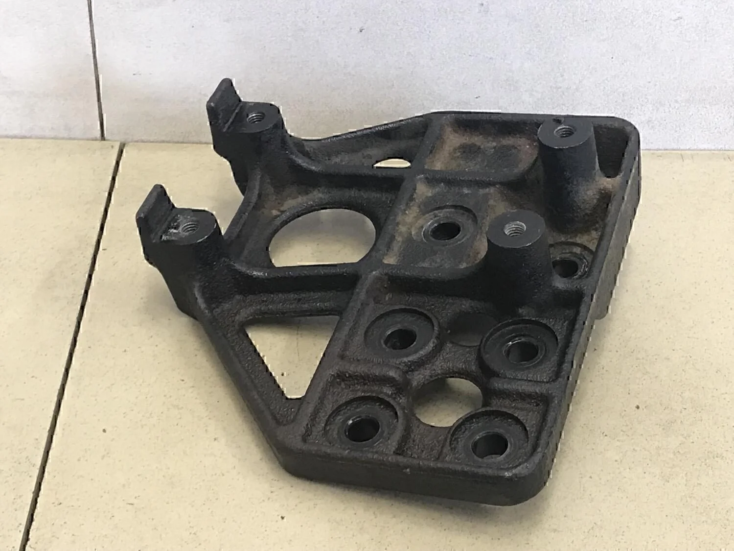 Кронштейн кондиционера Hyundai-KIA Spectra 2001-2011 - миниатюра 2