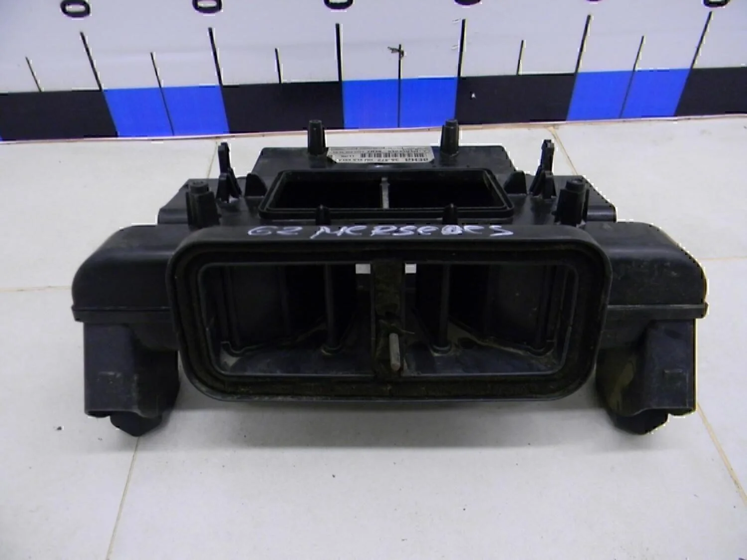Воздухозаборник (внутри) MERCEDES-BENZ W203 2000-2006 - миниатюра 2