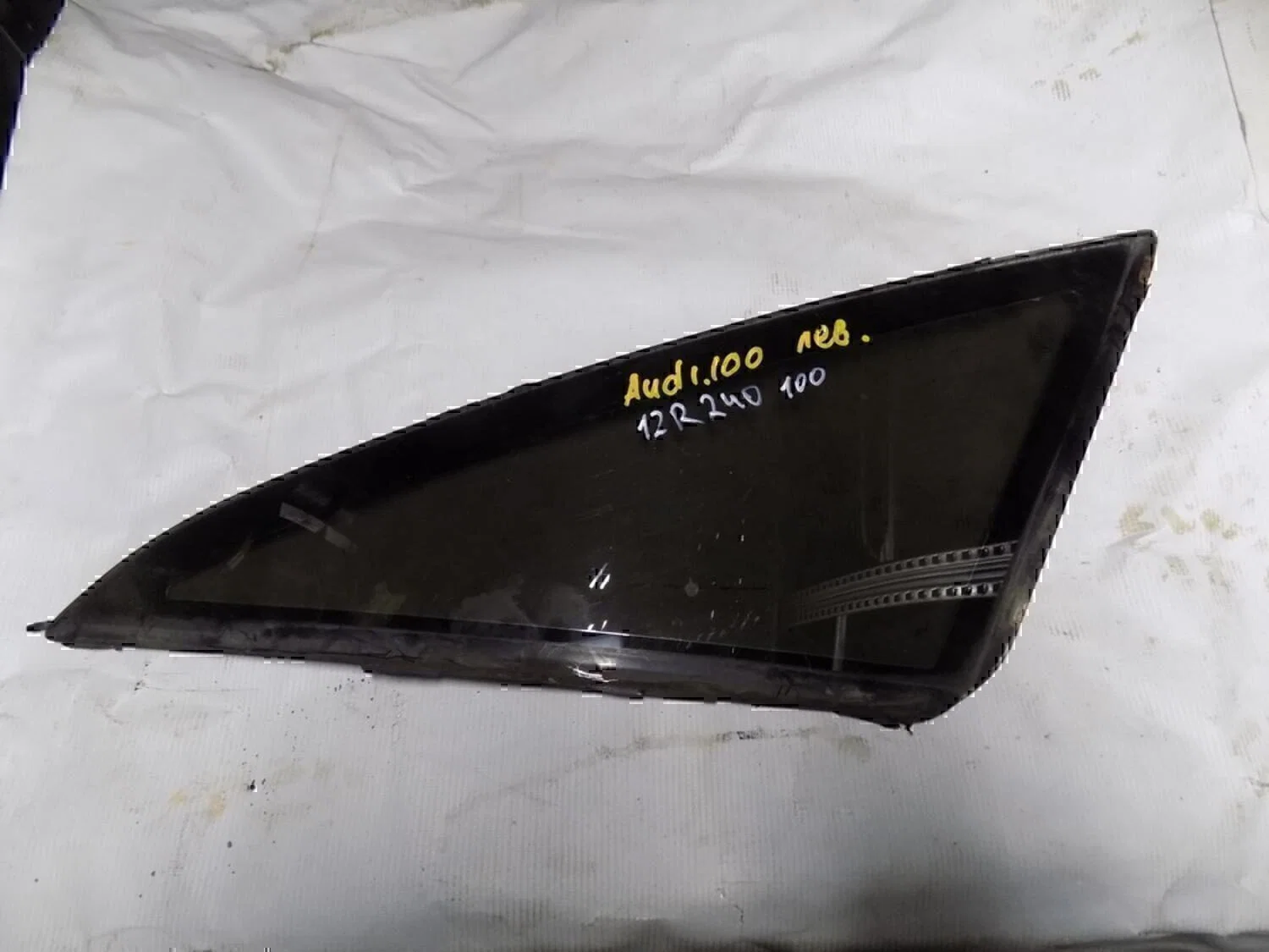 Стекло кузовное глухое левое Audi 100 [C4] 1991-1994