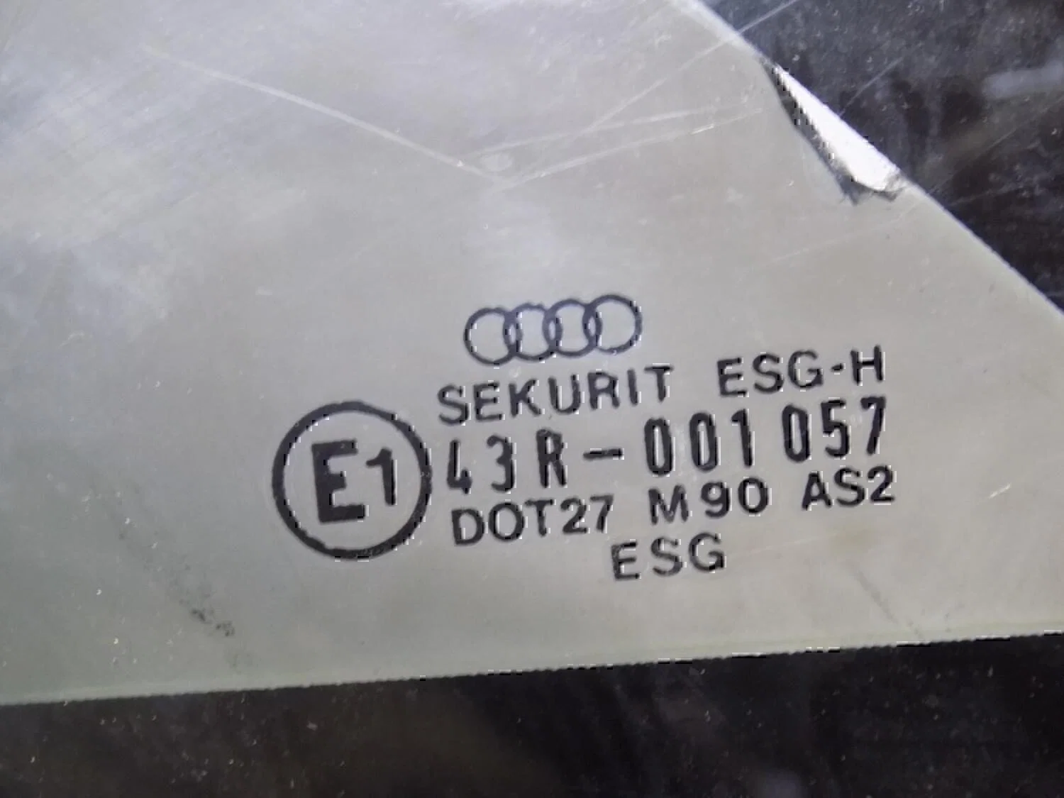 Стекло кузовное глухое левое Audi 100 [C4] 1991-1994 - миниатюра 2