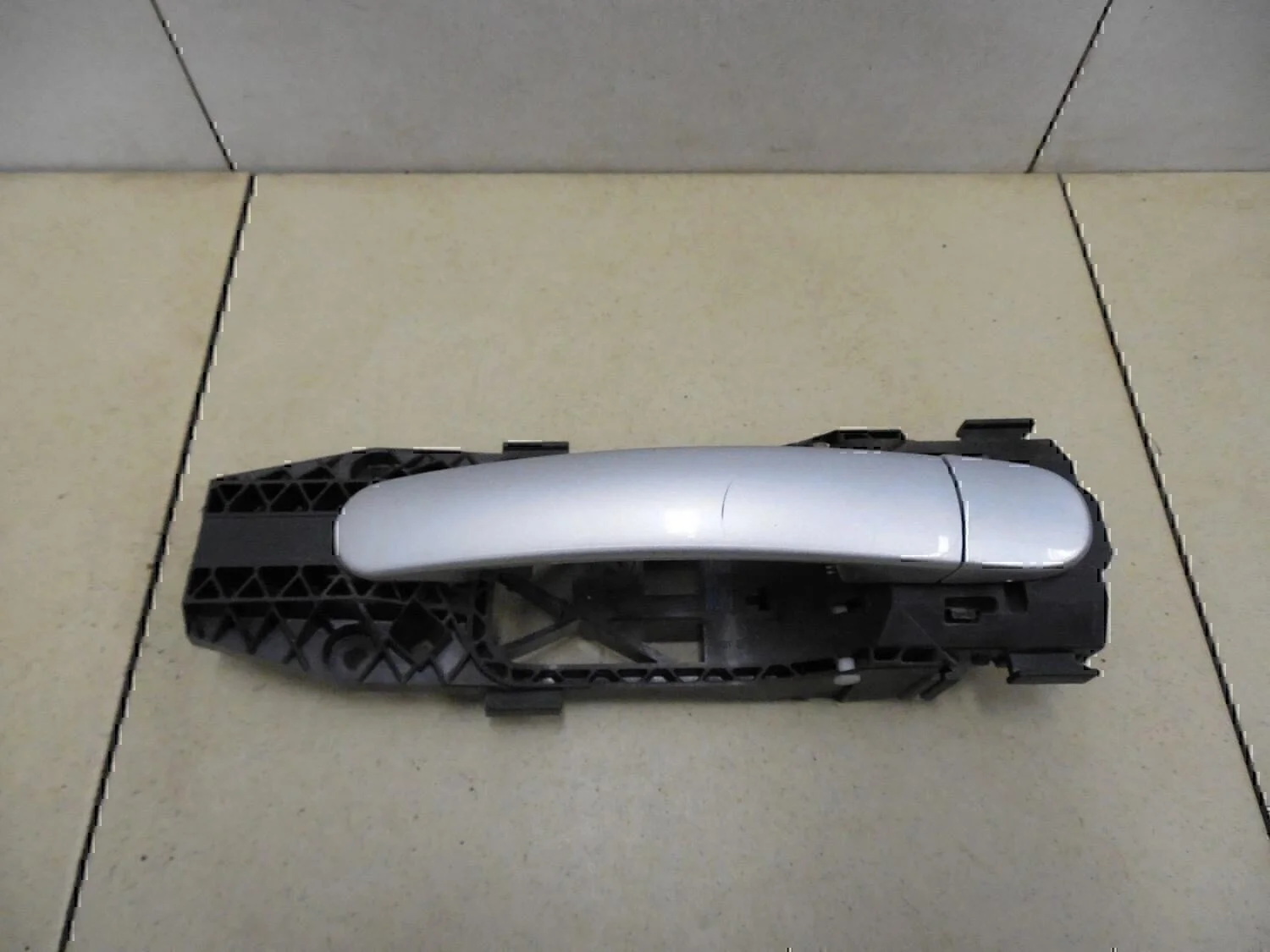 Ручка двери задней наружная левая VW Jetta 2011> - миниатюра 2