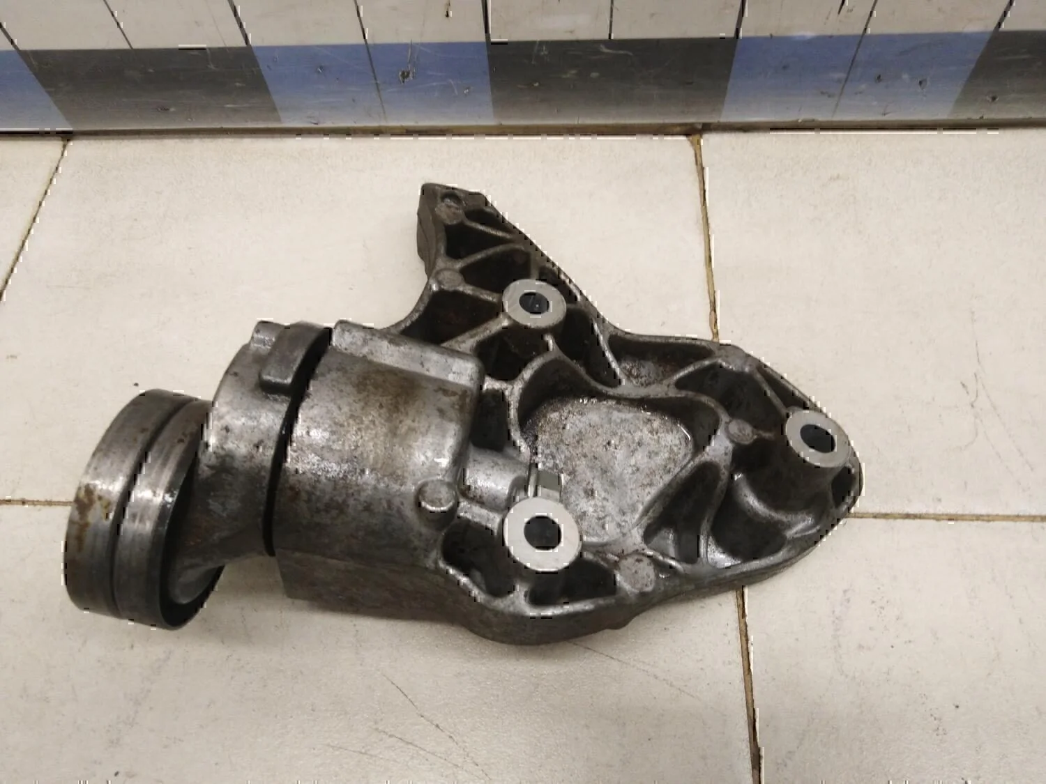 Кронштейн кондиционера Audi Passat [B6] 2005-2010 - миниатюра 3