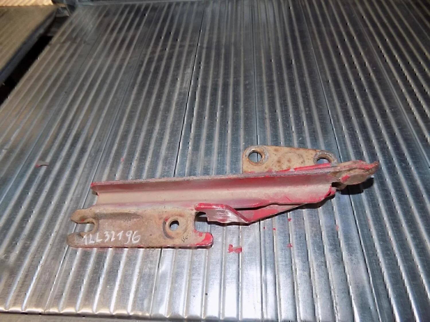 Петля капота правая MAZDA 626 (GE) 1992-1997 - миниатюра 2