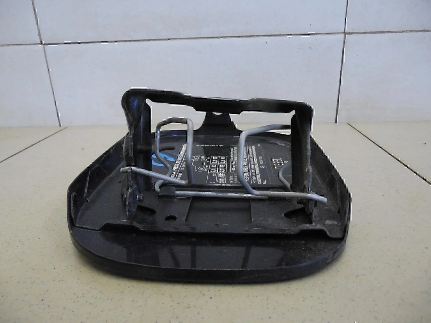Лючок бензобака MERCEDES-BENZ W203 2000-2006 - миниатюра 4