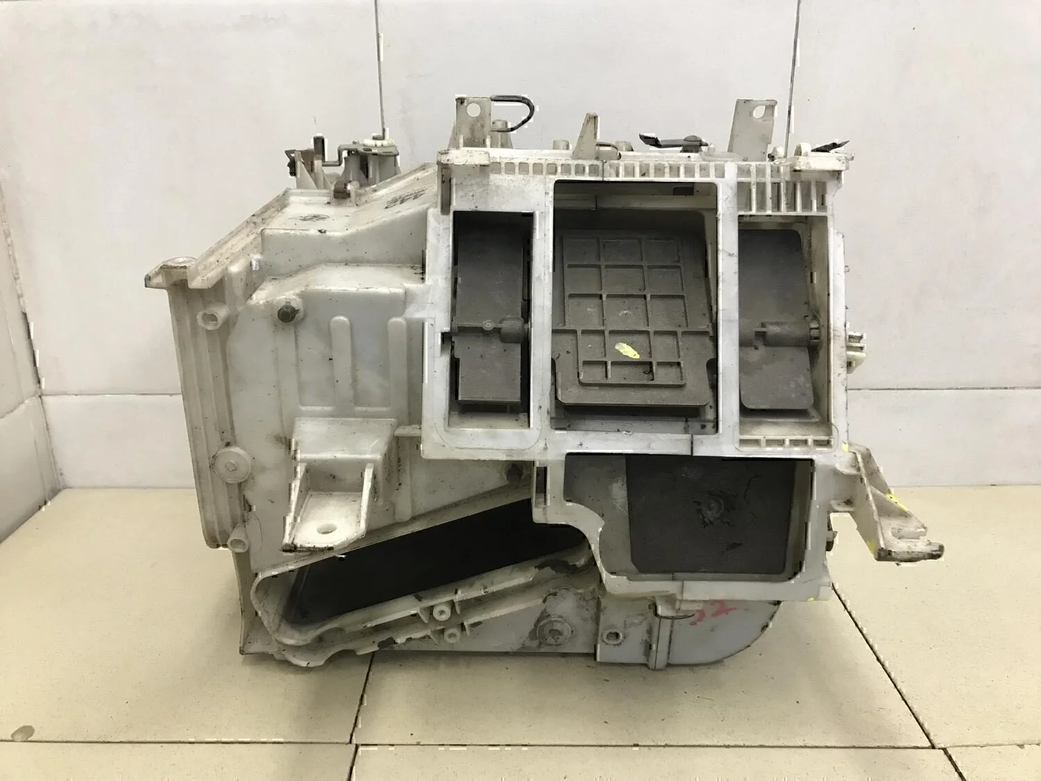 Корпус отопителя MITSUBISHI Galant (EA) 1997-2003 - изображение 1