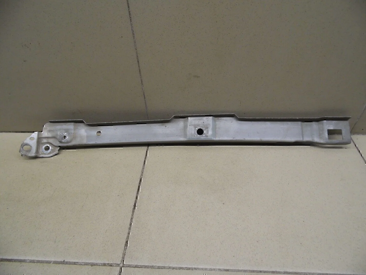 Кронштейн крепления крыла NISSAN Almera Tino 2000-2006 - изображение 1