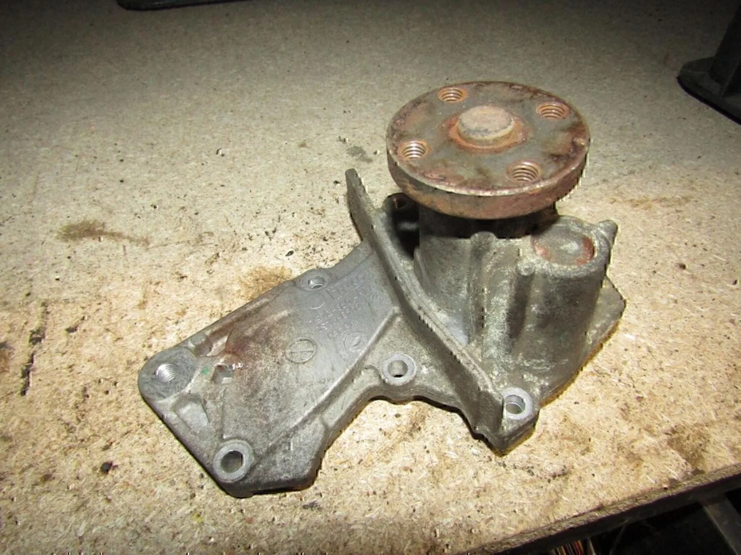 Насос водяной (помпа) FORD Fiesta 1995-2000 - миниатюра 4