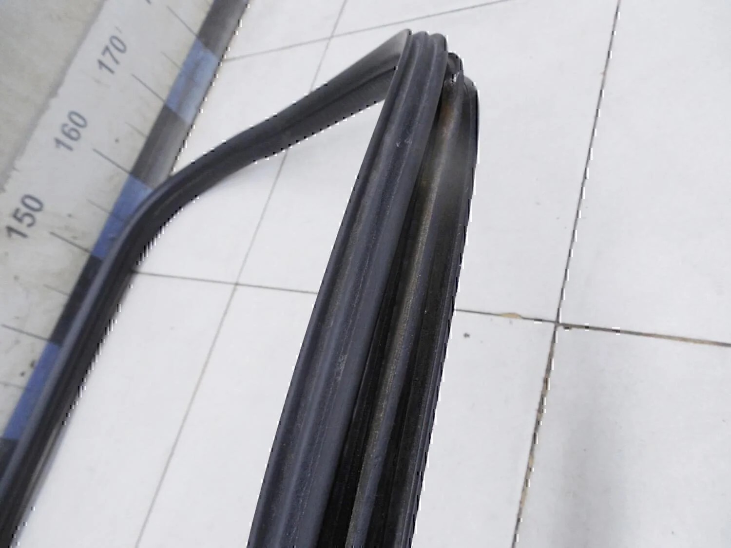 Уплотнитель (внутри) Peugeot-Citroen C4 2005-2011 - миниатюра 2