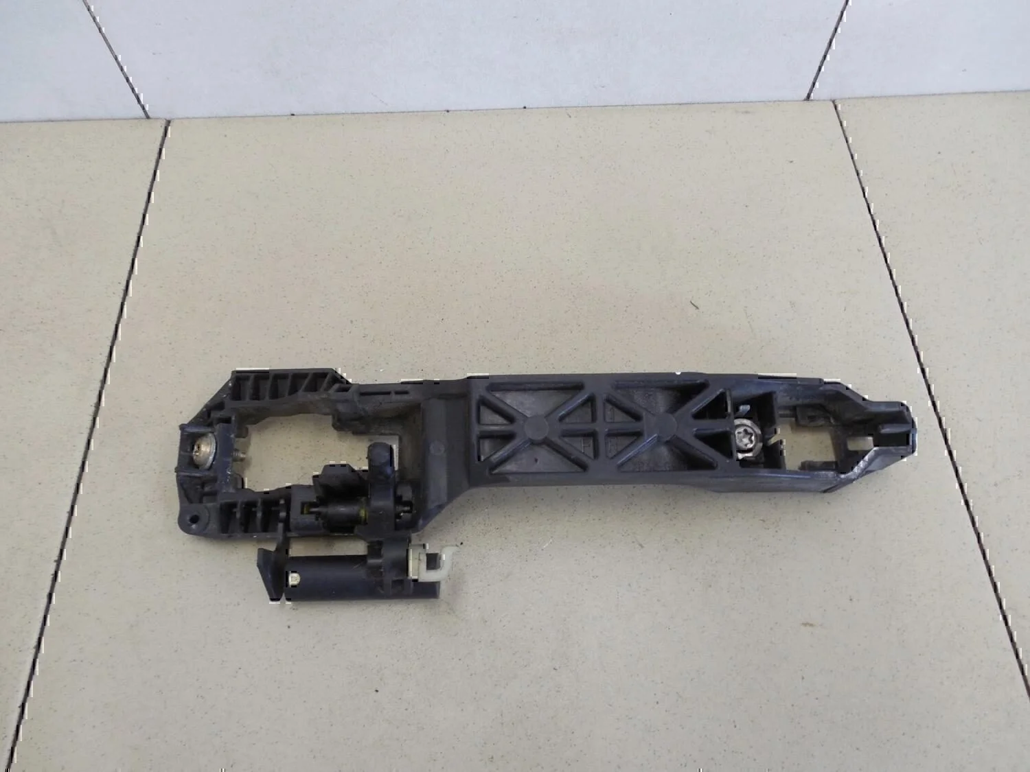 Кронштейн ручки TOYOTA RAV 4 2000-2005 - изображение 1