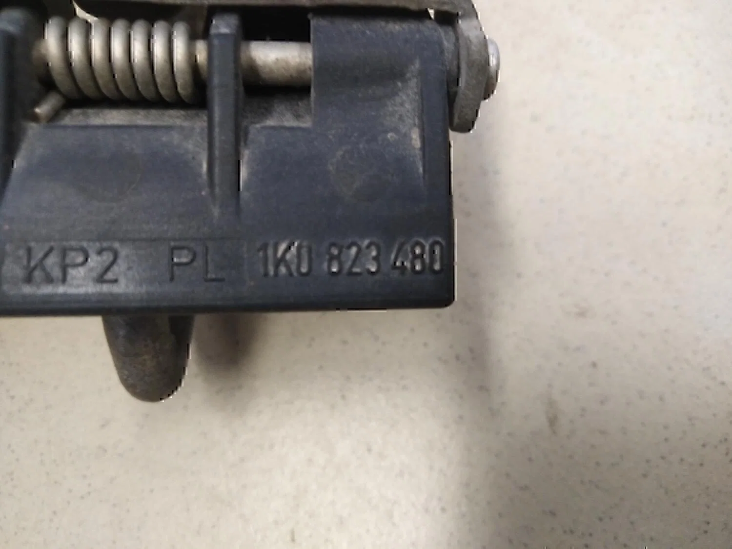 Крючок капота VW Tiguan 2011-2016 - миниатюра 4