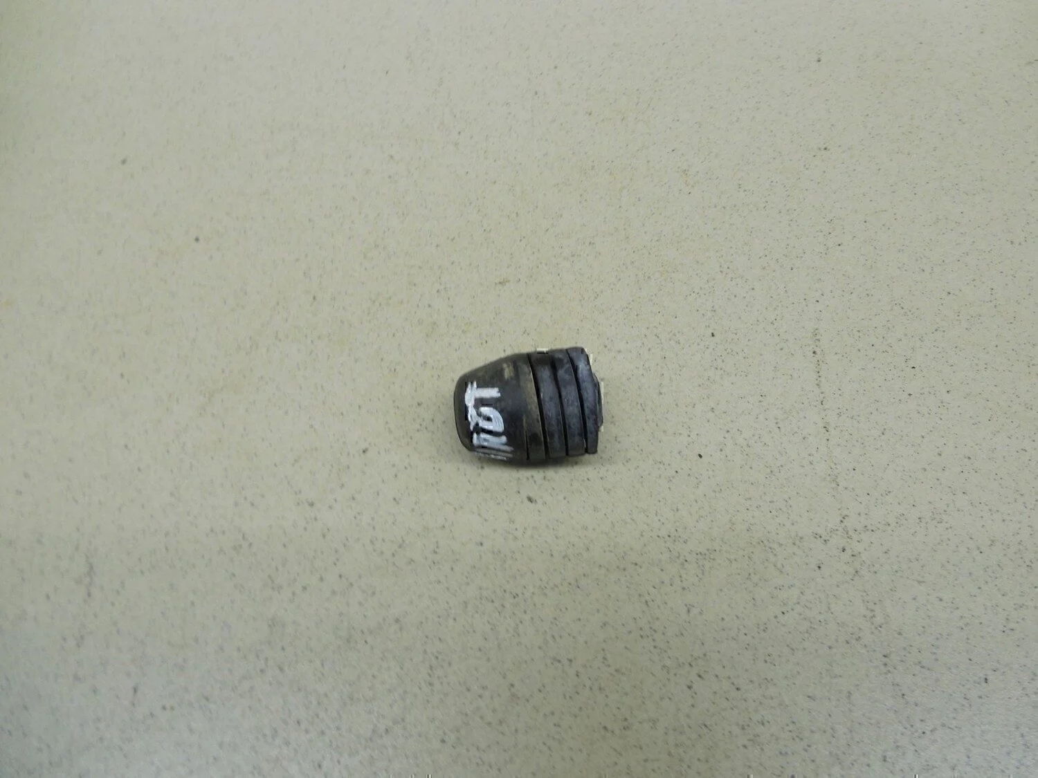 Отбойник капота VW Passat [B6] 2005-2010 - миниатюра 2