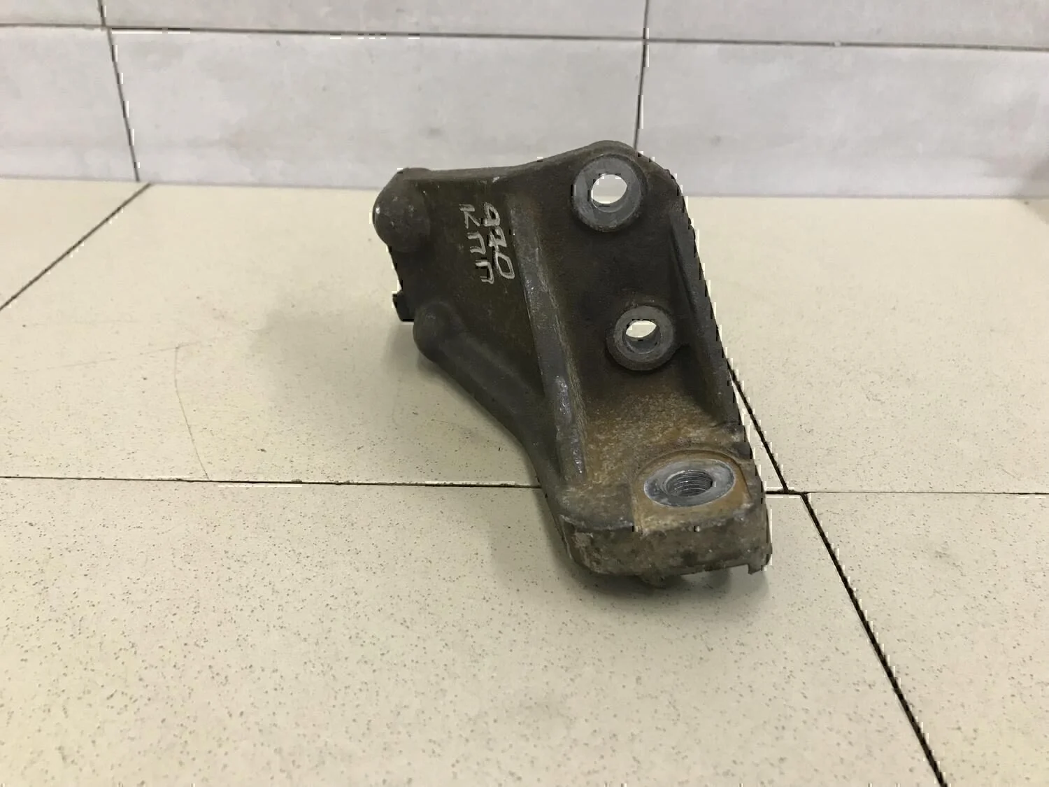 Кронштейн КПП левый SUZUKI SX4 2006-2013 - миниатюра 2