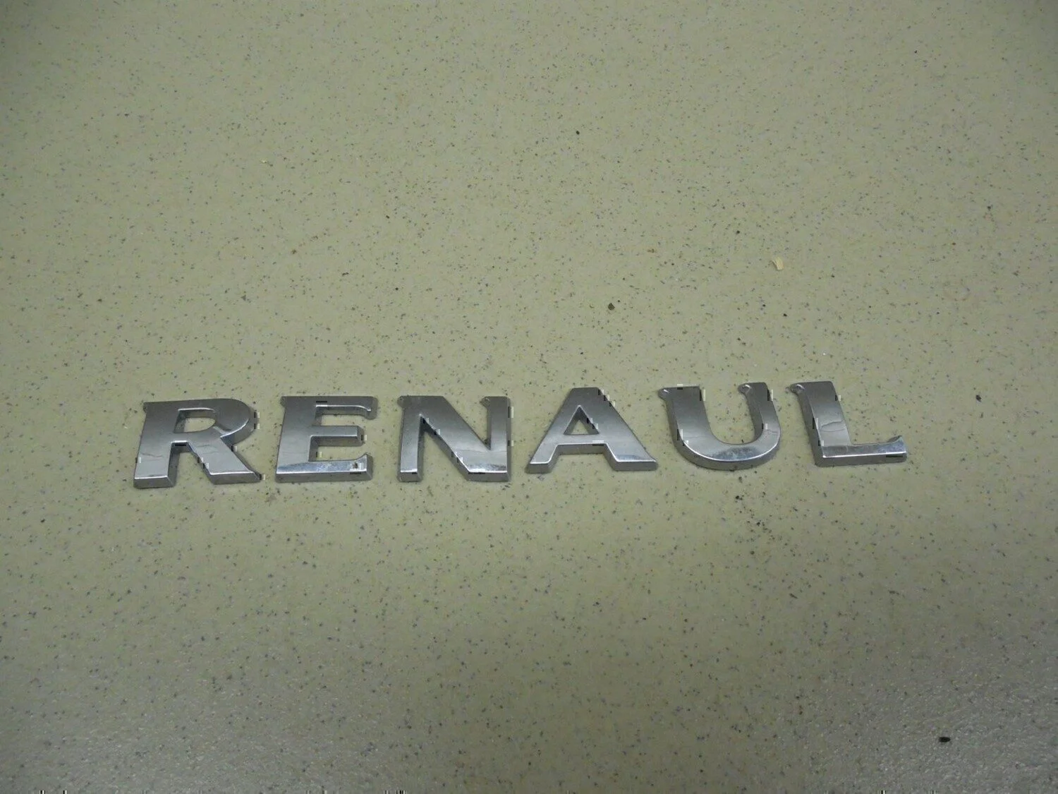 Эмблема RENAULT Clio/Symbol 1998-2008 - изображение 1