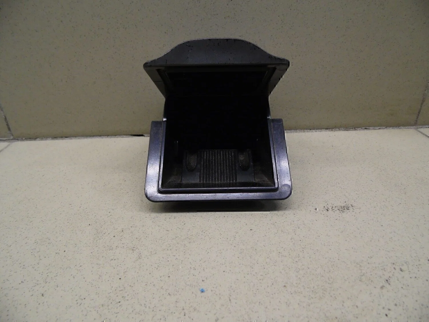 Пепельница передняя MITSUBISHI Lancer (CS/Classic) 2003-2006 - миниатюра 4