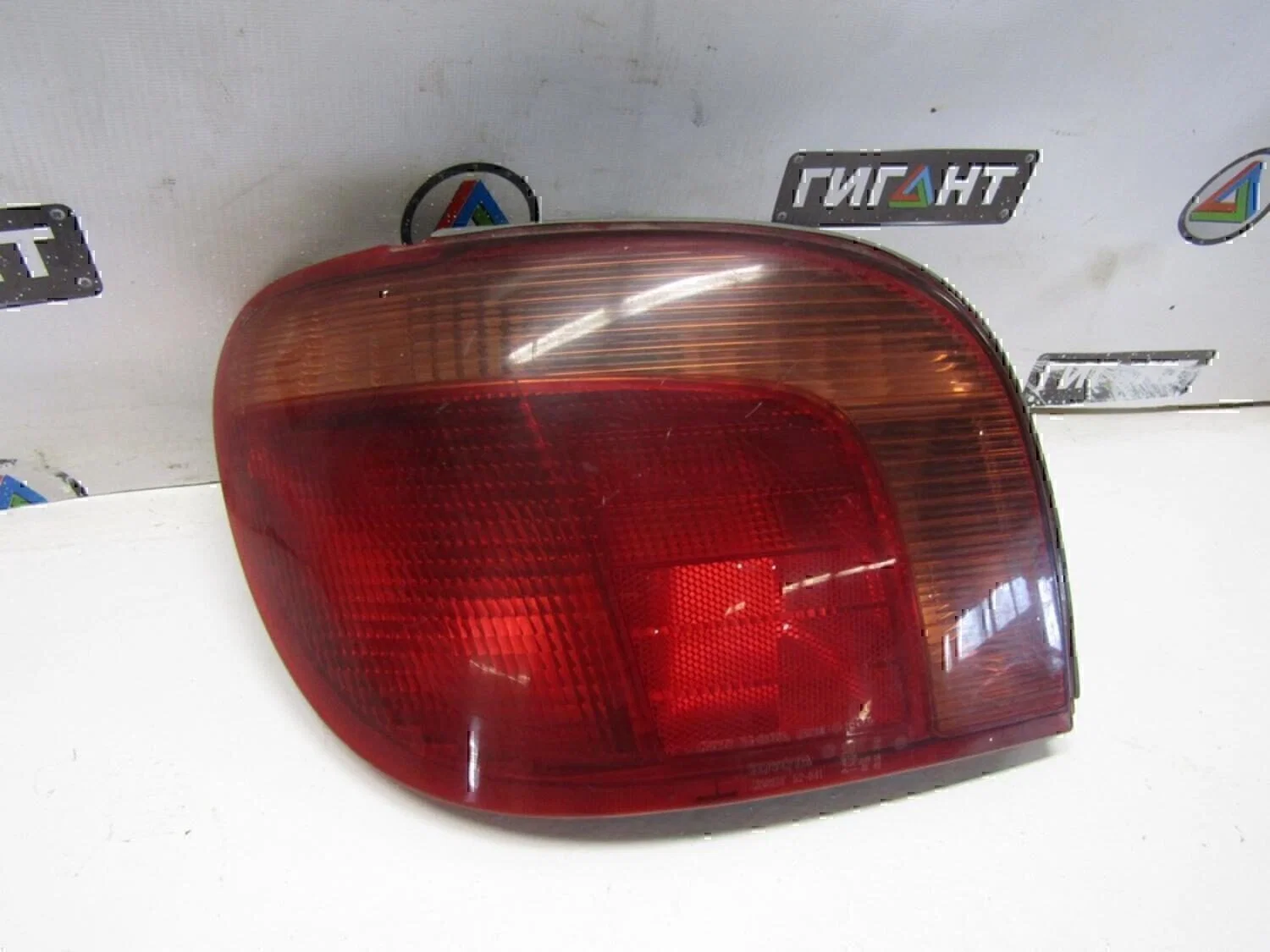 Фонарь задний левый TOYOTA Yaris 1999-2005 - миниатюра 2
