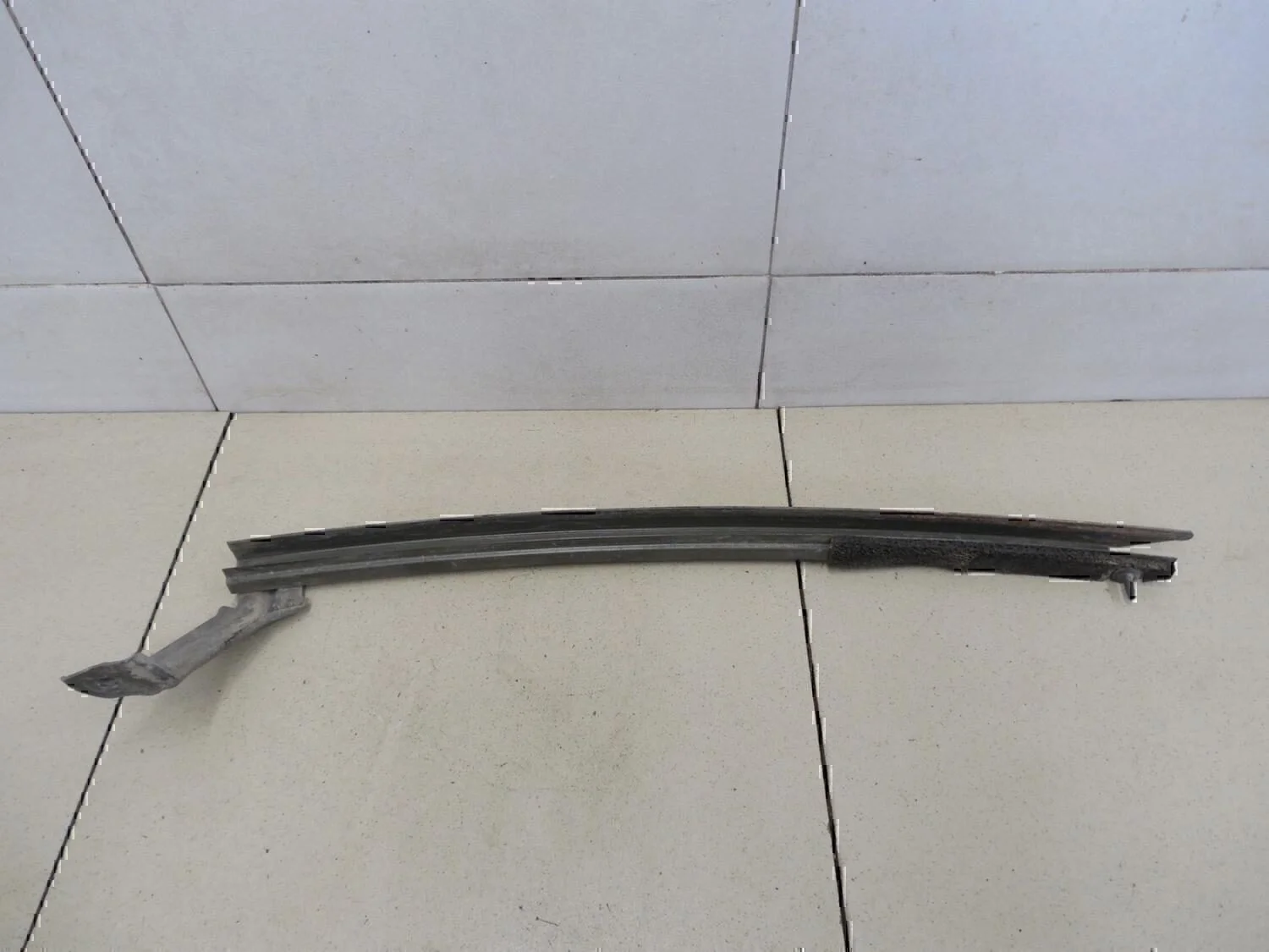 Направляющая стекла двери NISSAN Almera Tino 2000-2006 - миниатюра 2