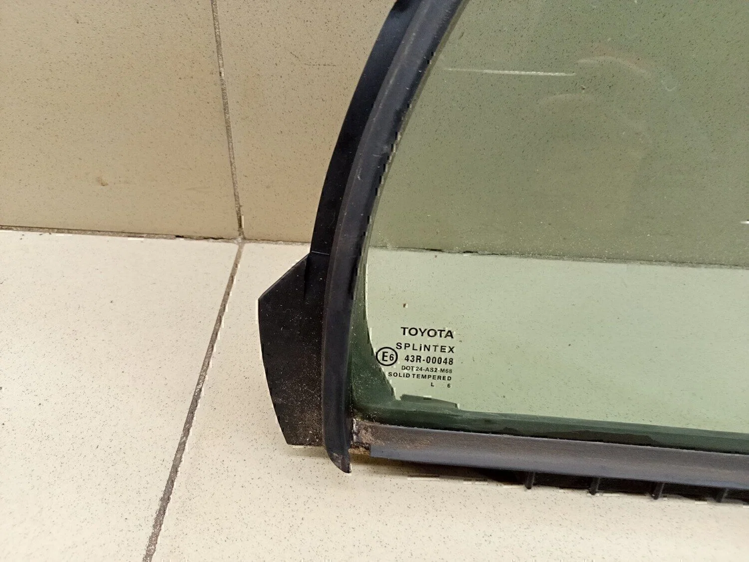 Стекло двери задней правой (форточка) TOYOTA Yaris 2005-2011 - миниатюра 2