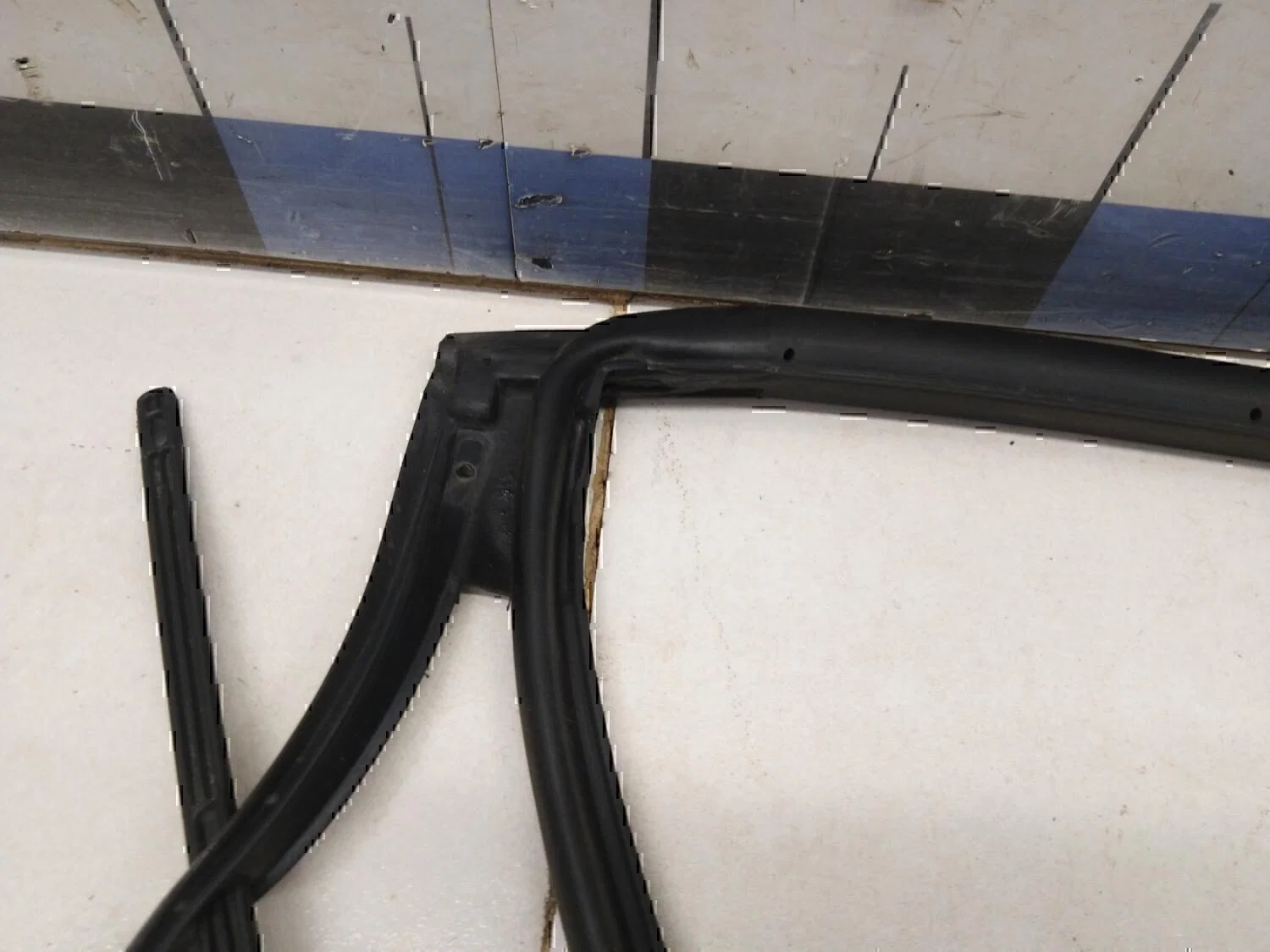 Уплотнитель двери Hyundai-KIA Elantra 2006-2011 - миниатюра 2