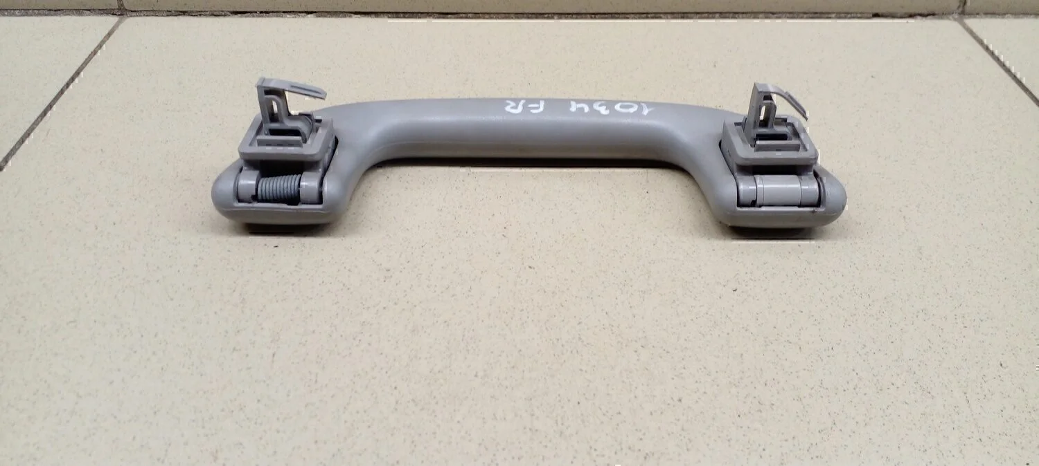 Ручка внутренняя потолочная TOYOTA Yaris 2005-2011 - изображение 1