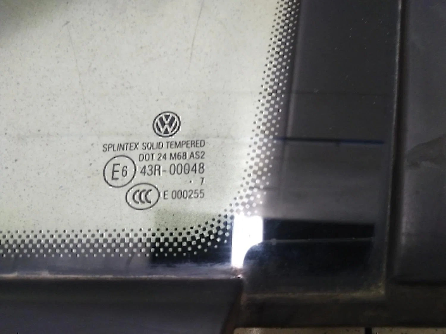 Стекло кузовное глухое левое VW Touran 2003-2010 - миниатюра 2