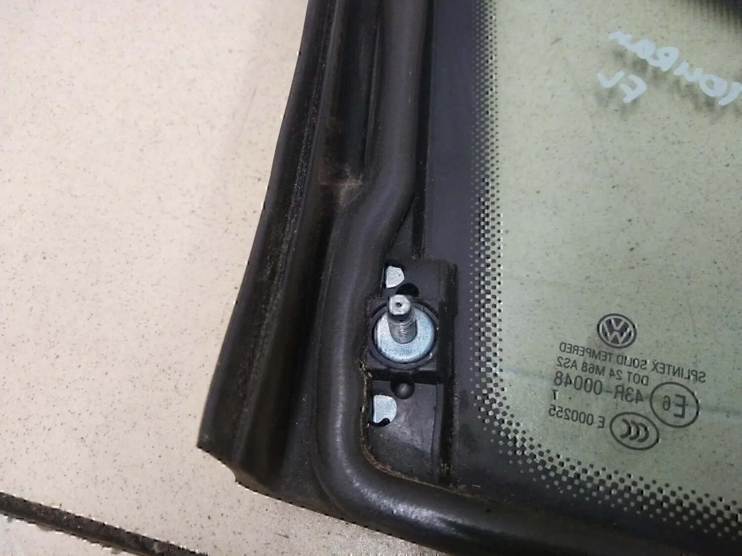 Стекло кузовное глухое левое VW Touran 2003-2010 - миниатюра 8