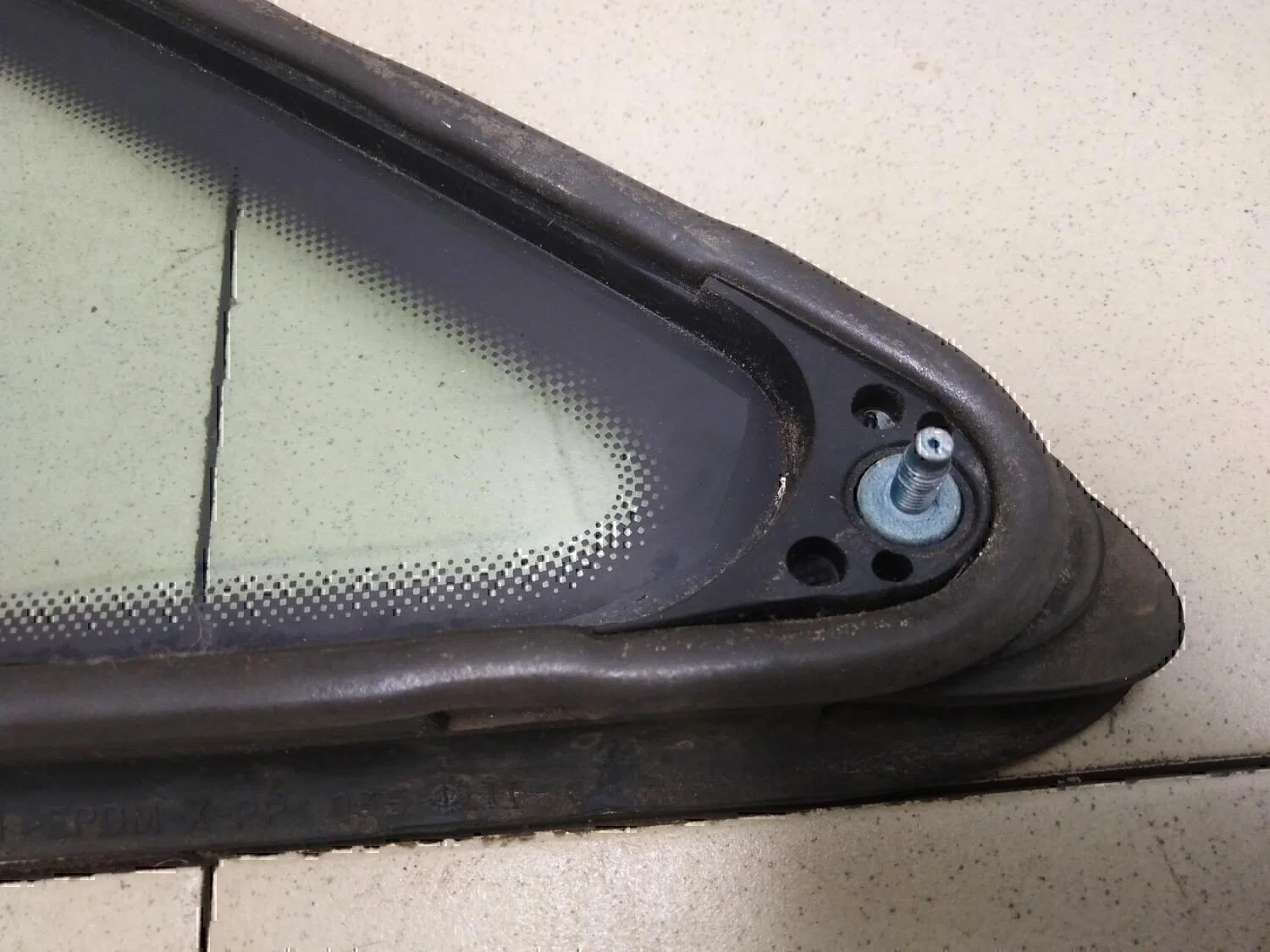 Стекло кузовное глухое левое VW Touran 2003-2010 - миниатюра 9