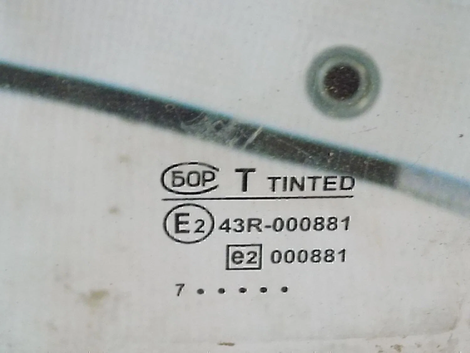 Стекло двери передней левой GAZ Volga 3110 1997–2004 - миниатюра 2