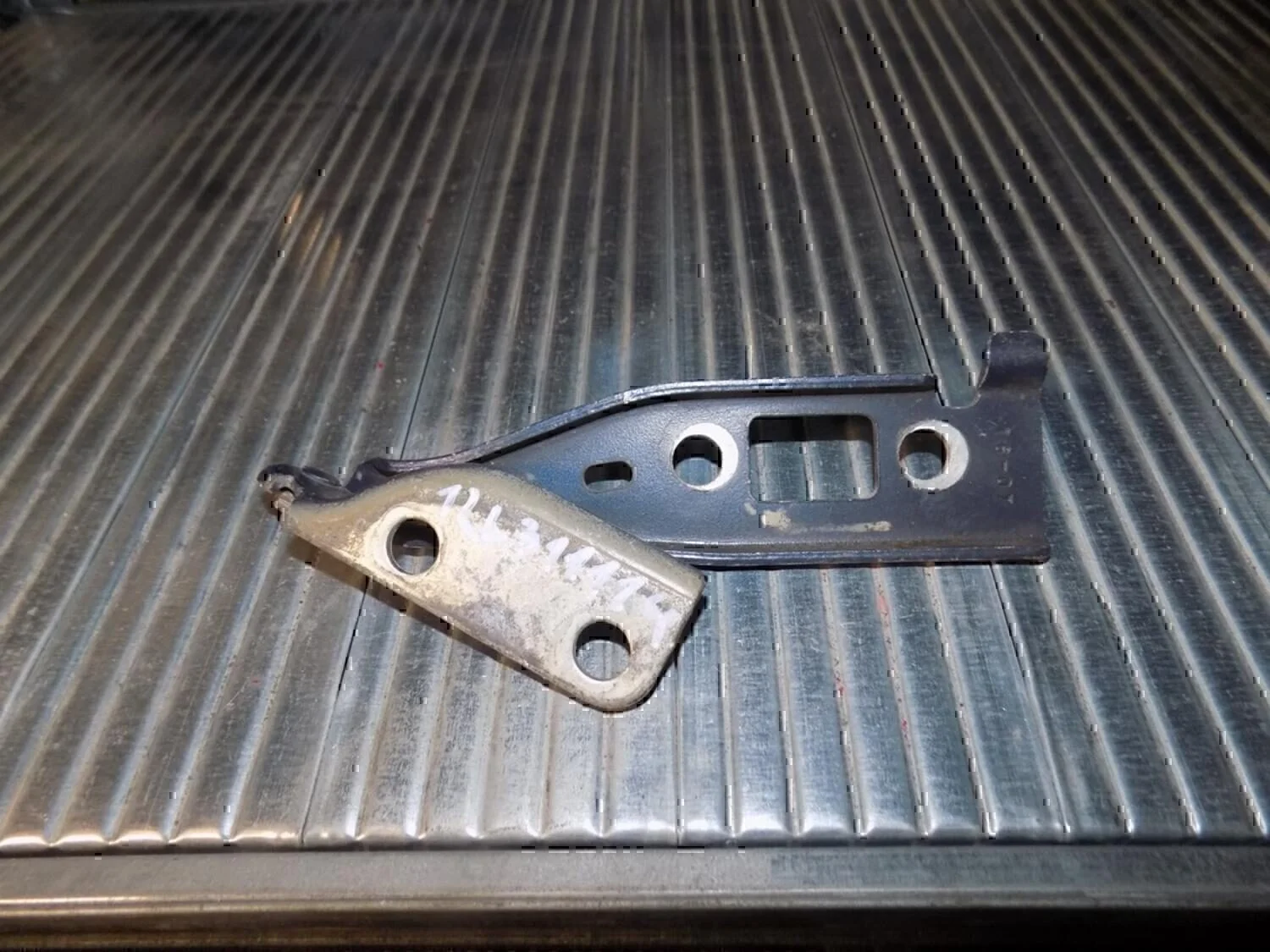 Петля капота левая FORD Fusion 2002-2012 - изображение 1