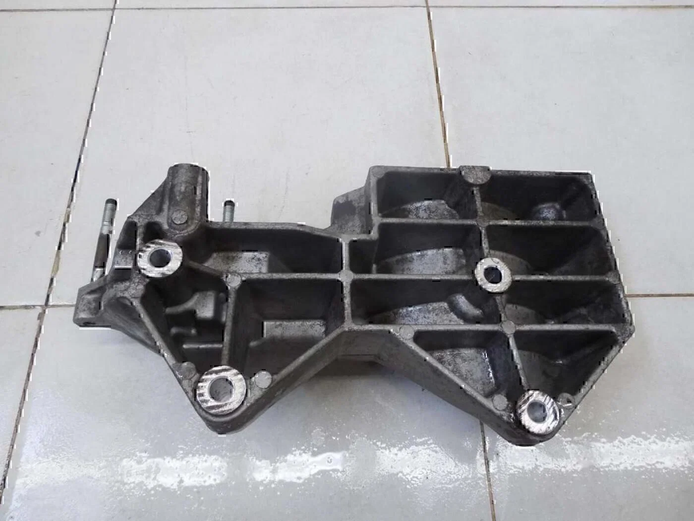Кронштейн кондиционера Chevrolet Aveo (T200) 2003-2008 - миниатюра 3