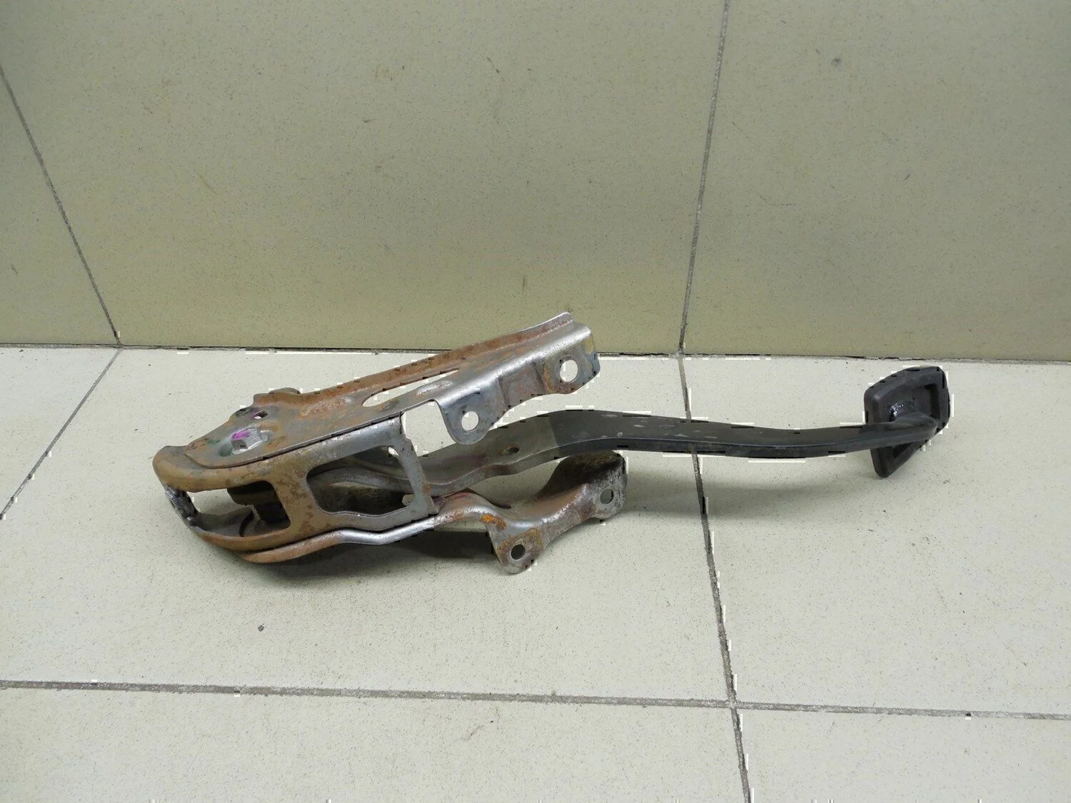 Педаль тормоза TOYOTA Yaris 2005-2011 - миниатюра 2