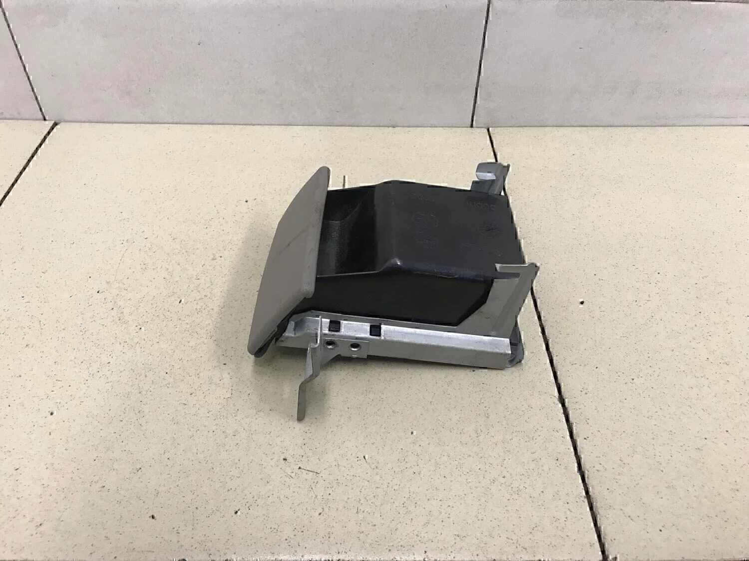 Пепельница передняя NISSAN Almera Tino 2000-2006 - миниатюра 3