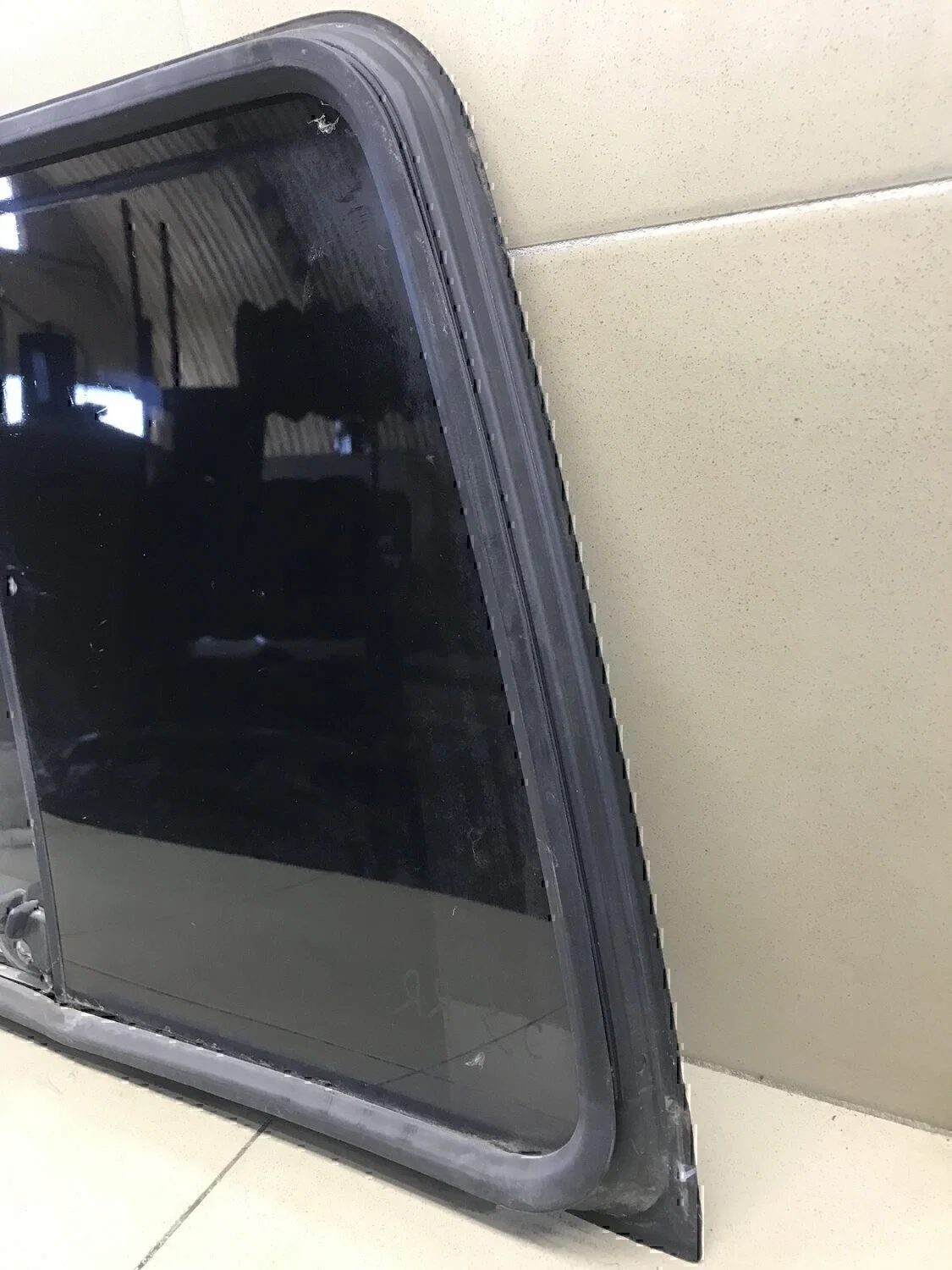 Стекло кузовное открывающееся (форточка) правое MITSUBISHI Pajero/Montero I 1982-1990 - миниатюра 8
