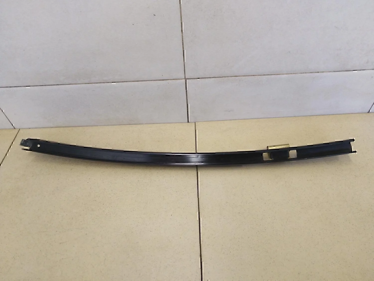 Направляющая стекла двери MERCEDES-BENZ W203 2000-2006 - миниатюра 2