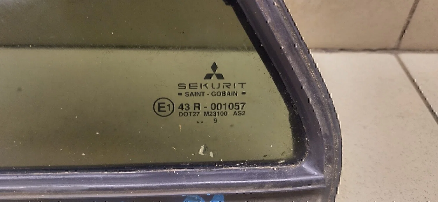 Стекло двери задней левой (форточка) MITSUBISHI Carisma (DA) 1999-2003 - миниатюра 3