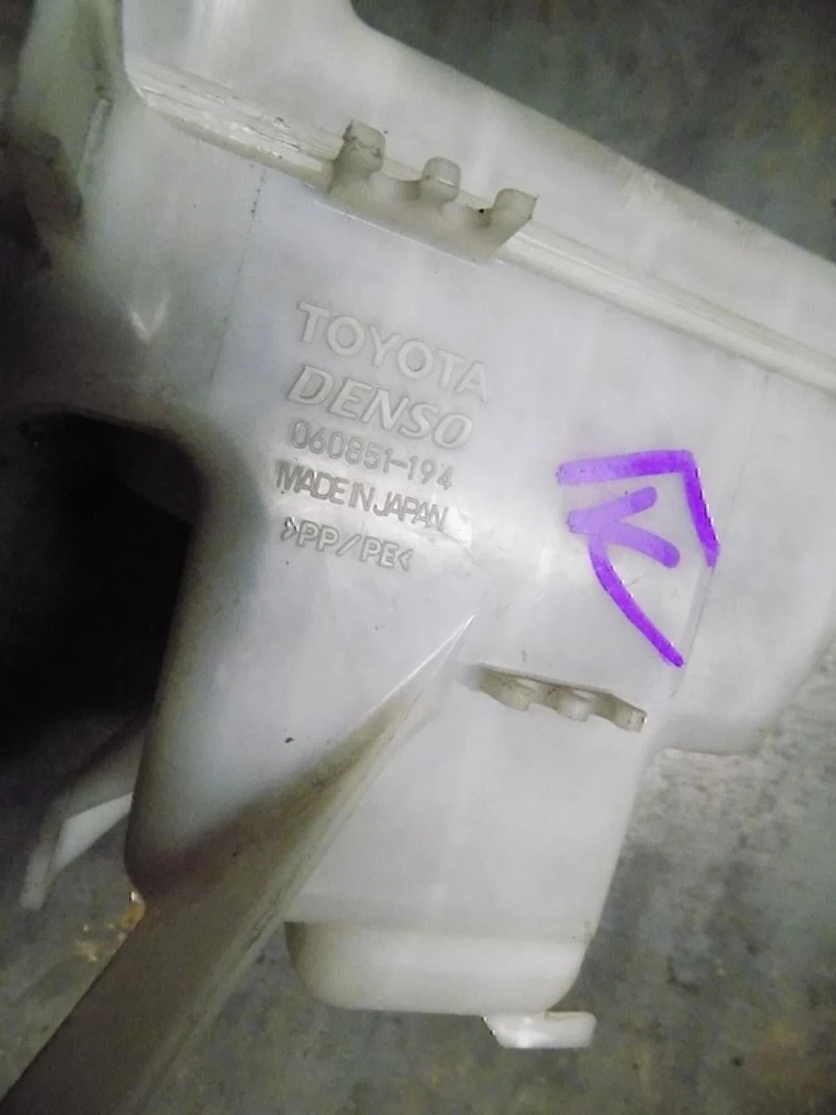 Бачок омывателя лобового стекла TOYOTA Yaris 2005-2011 - изображение 1
