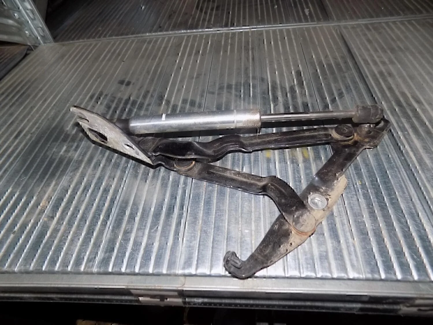 Петля крышки багажника Audi A4 [B5] 1994-2000 - миниатюра 2