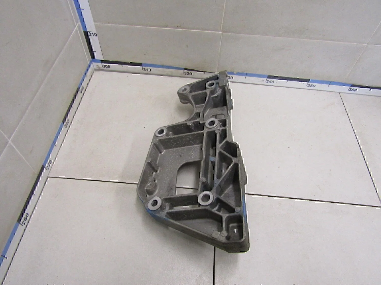 Кронштейн генератора VW Passat [B6] 2005-2010 - миниатюра 2