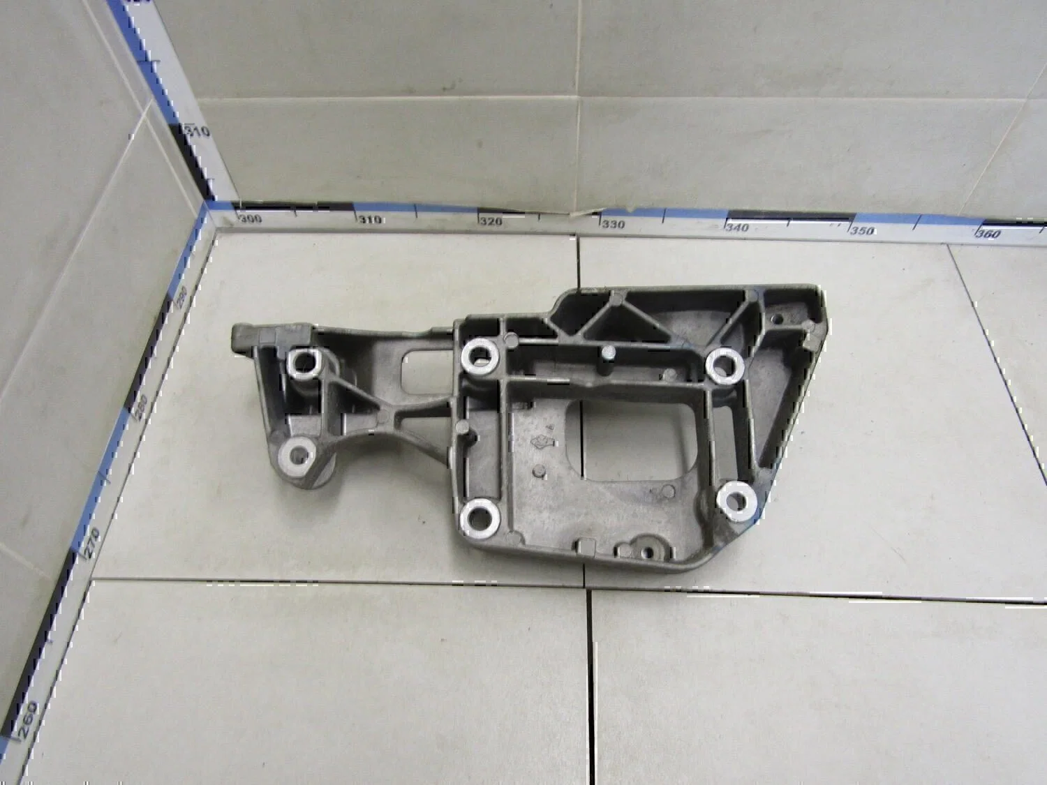 Кронштейн генератора VW Passat [B6] 2005-2010 - миниатюра 3
