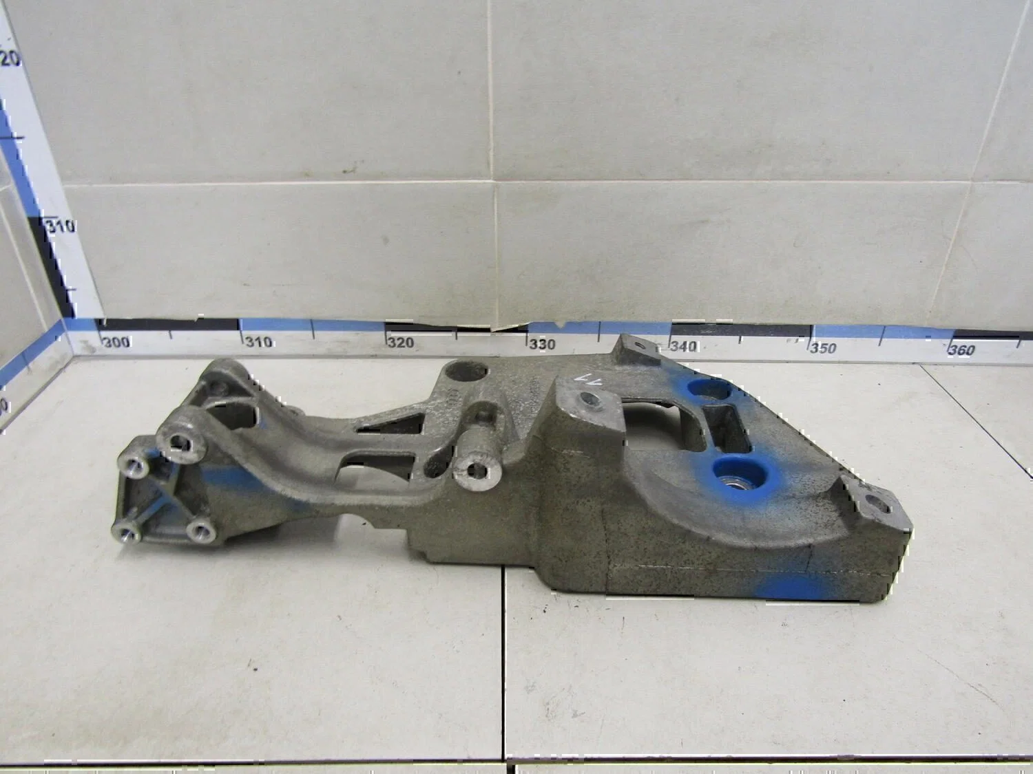 Кронштейн генератора VW Passat [B6] 2005-2010 - миниатюра 4