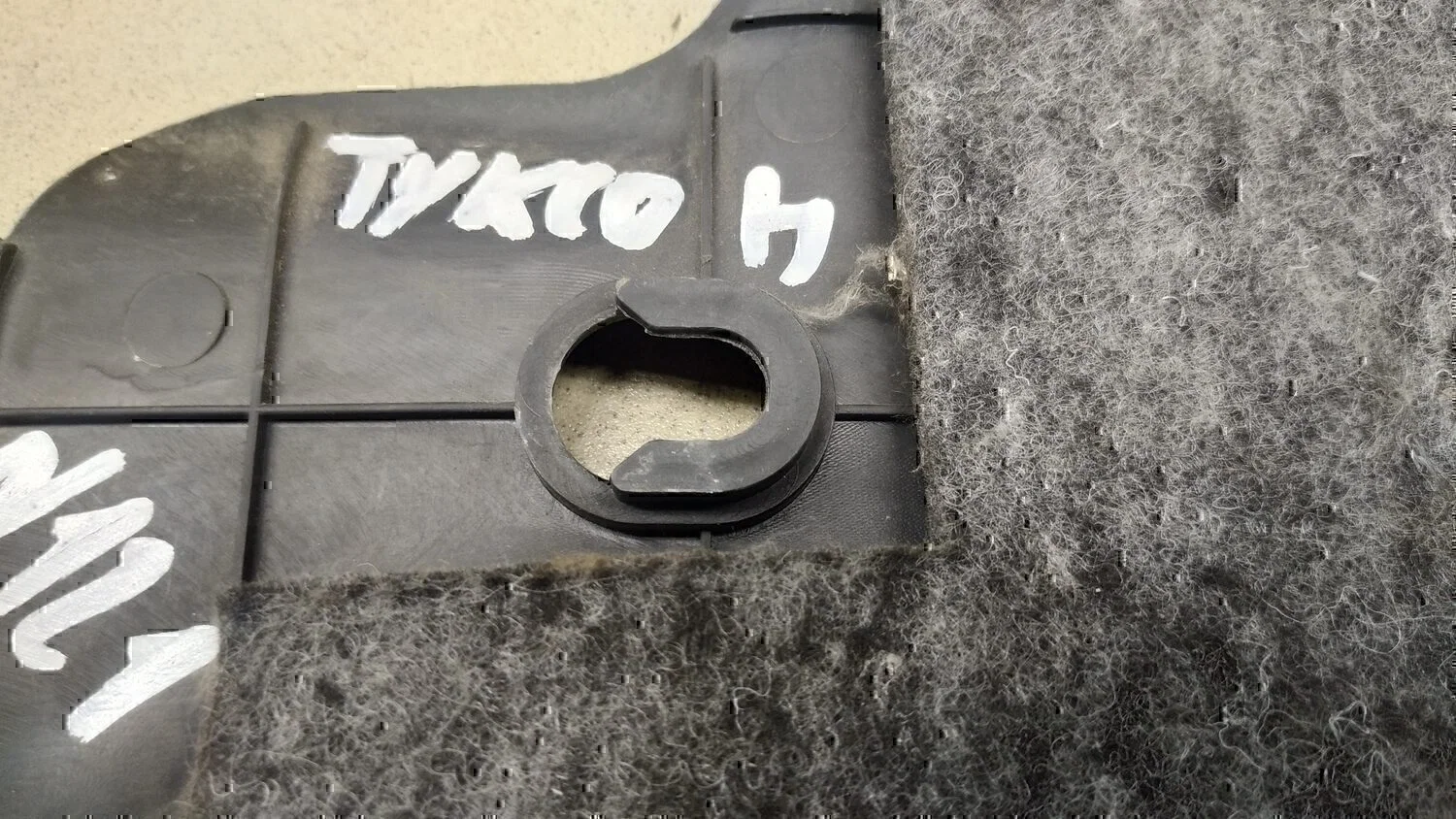 Накладка (кузов внутри) Hyundai-KIA Tucson 2004-2010 - миниатюра 4