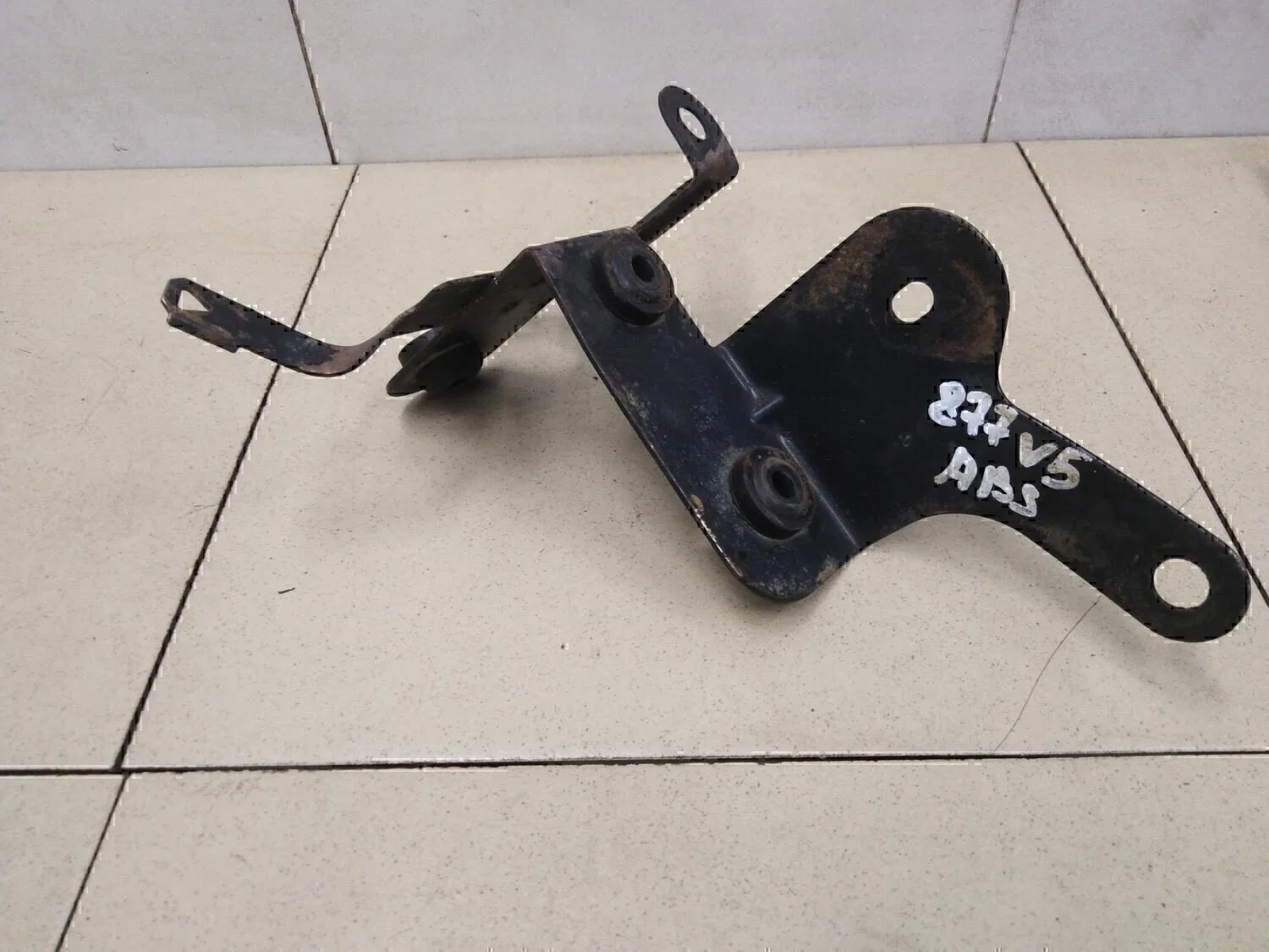Кронштейн блока ABS (насос) FAW V5 2013> - миниатюра 2
