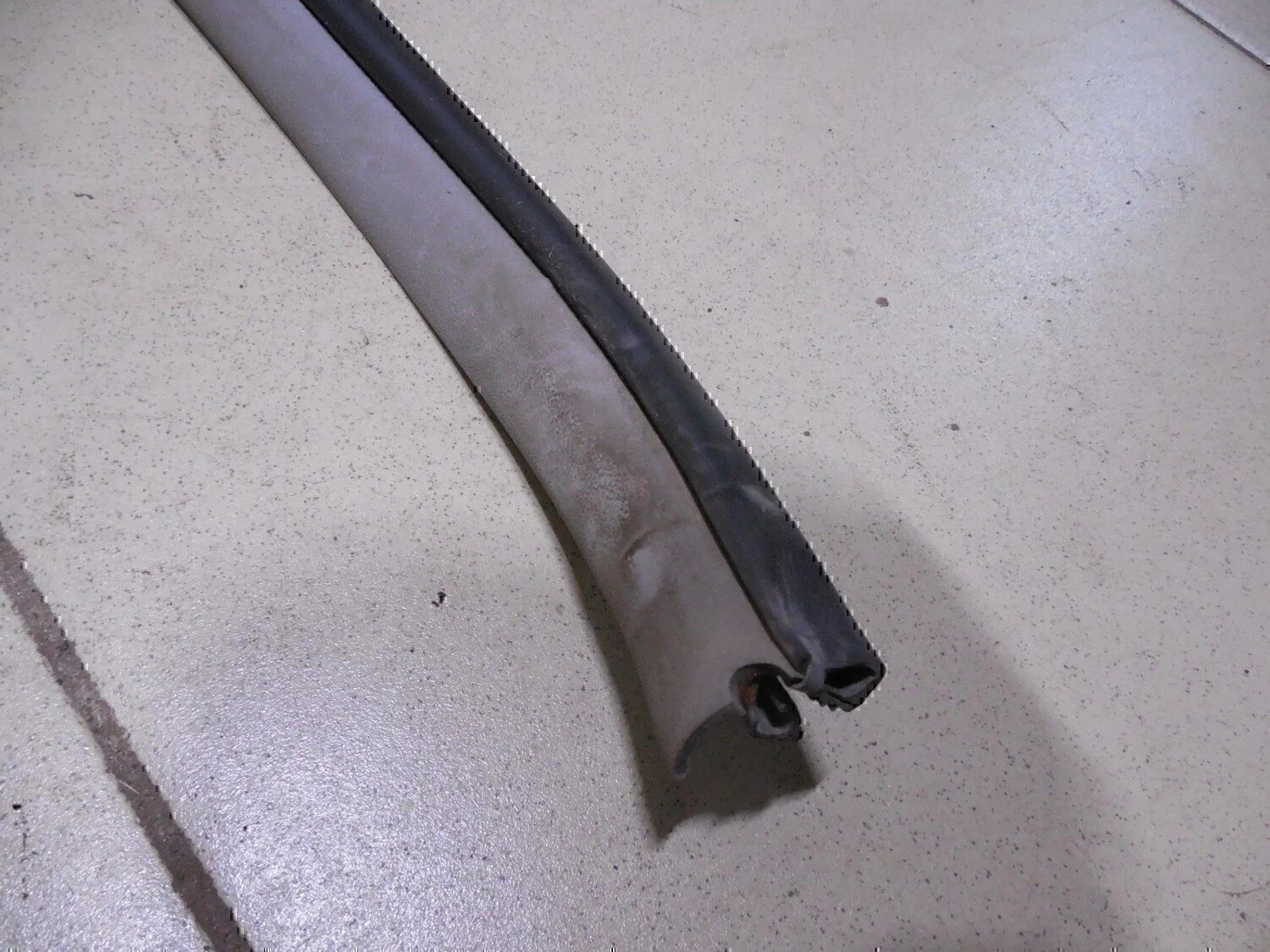 Уплотнитель (внутри) TOYOTA Yaris 2005-2011 - миниатюра 2