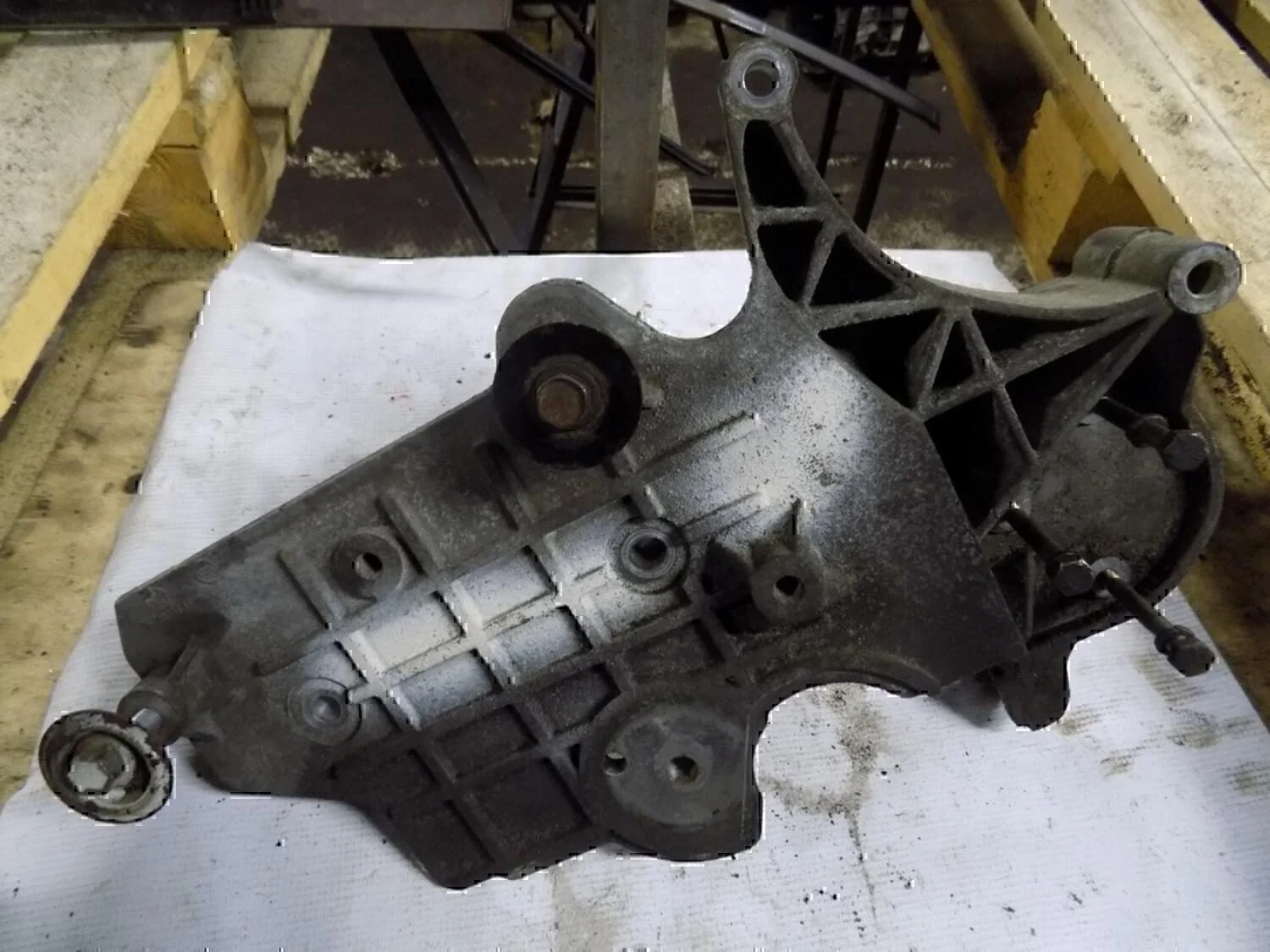 Кронштейн генератора GAZ Volga 31105 2004- - миниатюра 3