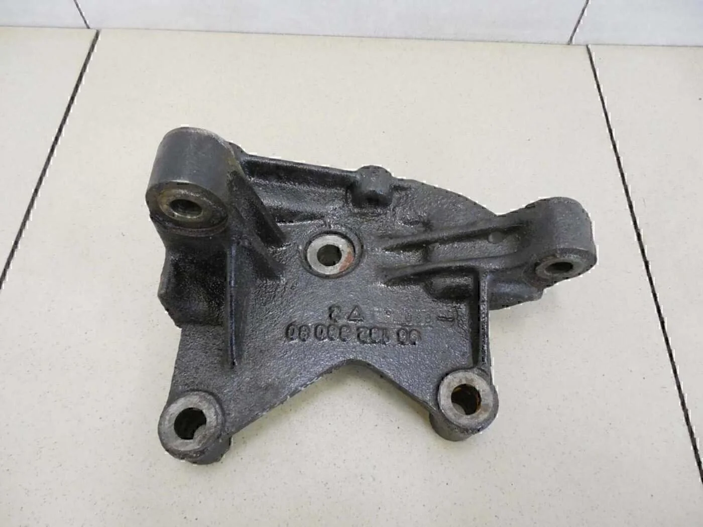Кронштейн генератора Peugeot-Citroen C5 2001-2005 - миниатюра 2